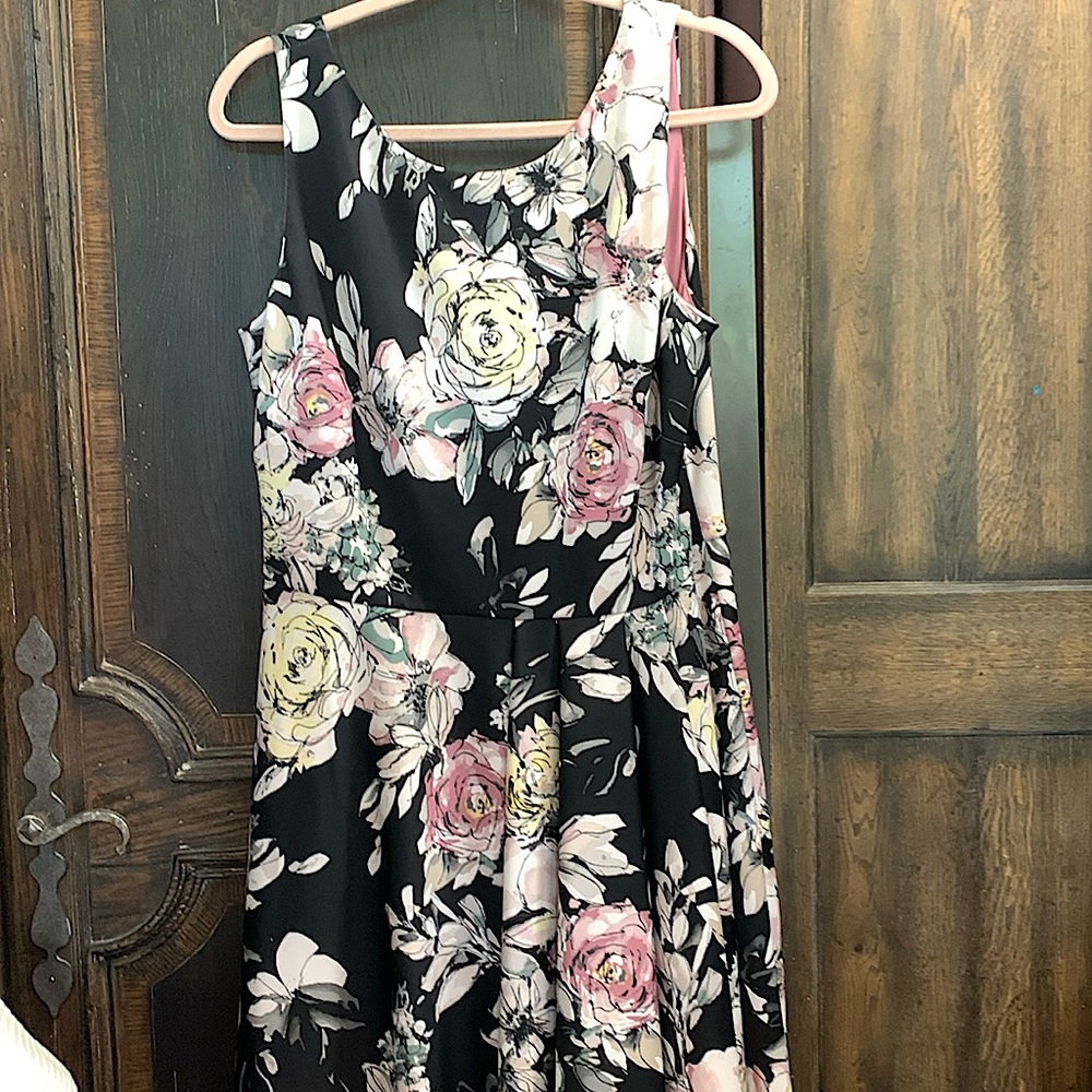 White House black market Spring bouquet multi Blk w ruffle hem SIZE 12 - Picture 1 of 7